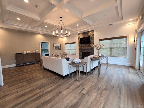 1-1 Village Green Dr, Southampton, NY, 11968-3250 | Card Image