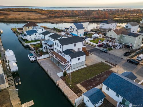 886 S 7th St, Lindenhurst, NY, 11757-5515 | Card Image