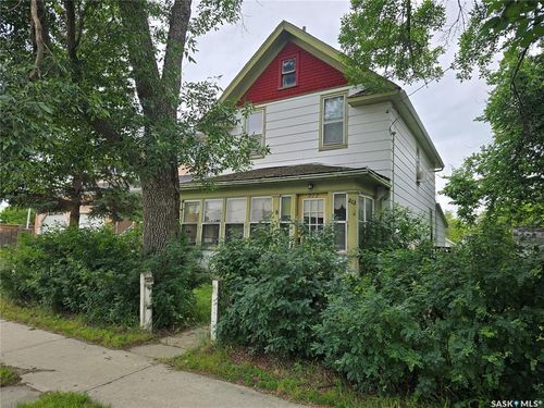 313 3rd Ave Se, House with 4 bedrooms, 1 bathrooms and 2 parking in Weyburn SK | Card Image