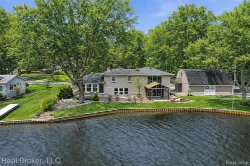 5370 Edgelake Dr, Pinckney, MI, 48169-9400 | Card Image