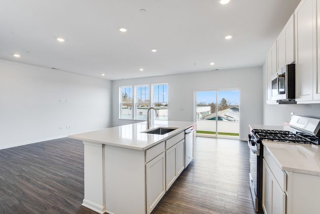 464 Carpathian Dr, Townhouse with 3 bedrooms, 3 bathrooms and 2 parking in Crystal Lake IL | Image 12