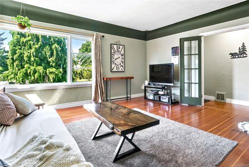 1815 San Pedro Ave, Saanich, BC, V8N2G3 | Card Image