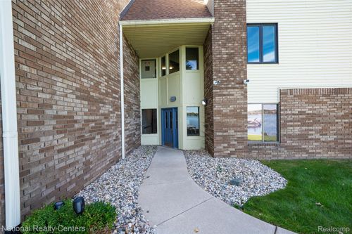 c203-895 S Pontiac Trl, Walled Lake, MI, 48390-3313 | Card Image