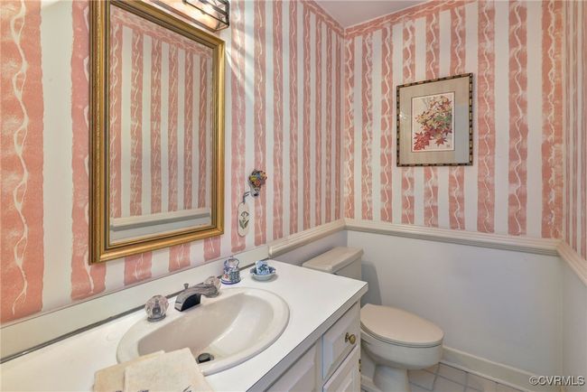 Powder room on the 1st floor | Image 8