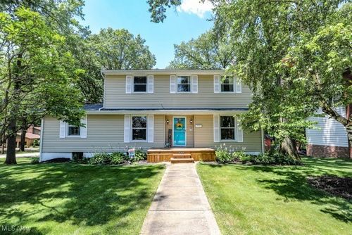 422 Oak Manor Dr, Ravenna, OH, 44266-3418 | Card Image