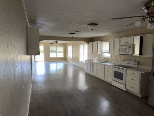 320 N 2nd St, Jacksboro, TX, 76458-1610 | Card Image