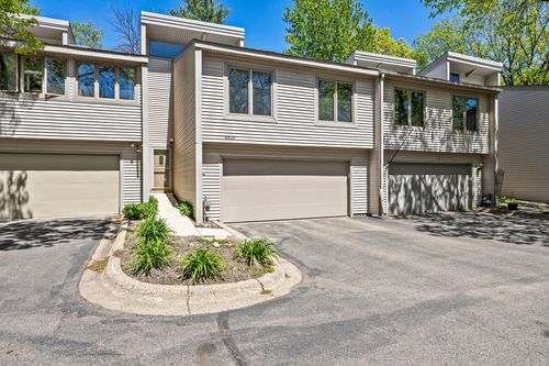 8405 137th Ct, Apple Valley, MN, 55124-6518 | Card Image