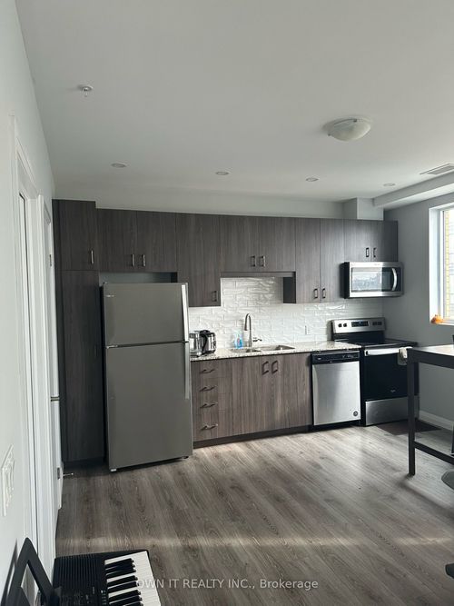 104 Garment St, Kitchener, ON, N2G0C8 | Card Image
