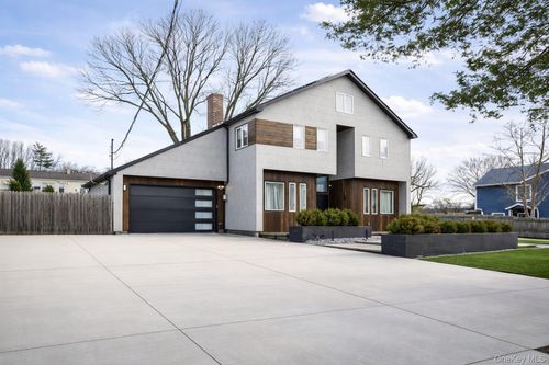 3 Maple St, Glenwood Landing, NY, 11547-3071 | Card Image