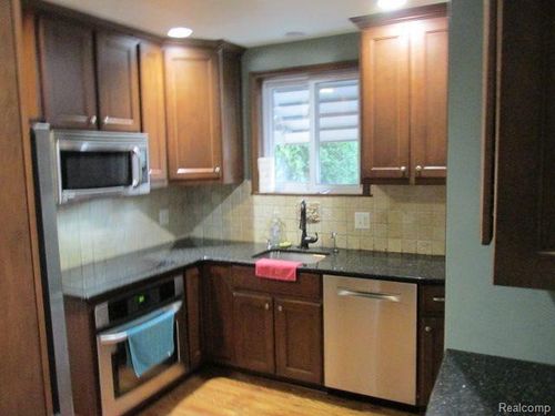 1915 Lancaster St, Grosse Pointe Woods, MI, 48236-1608 | Card Image