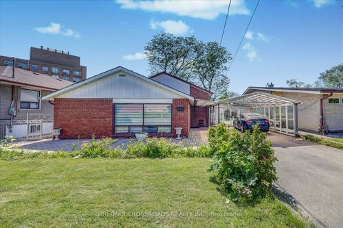18 De Marco Blvd, North York, ON, M6L2W1 | Card Image