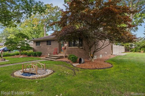 1753 Schuman St, Garden City, MI, 48135-1175 | Card Image