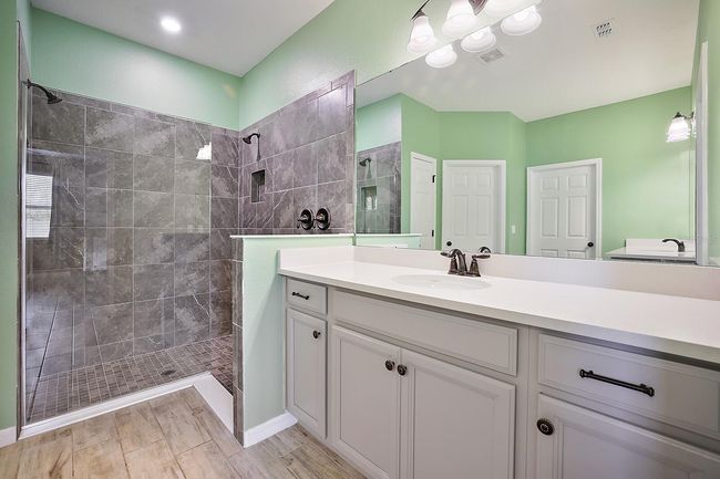 Large walk-in shower | Image 10