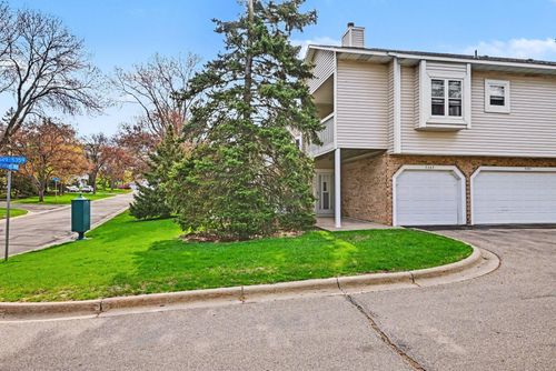 5349 Highpointe Dr, Bloomington, MN, 55437-1963 | Card Image