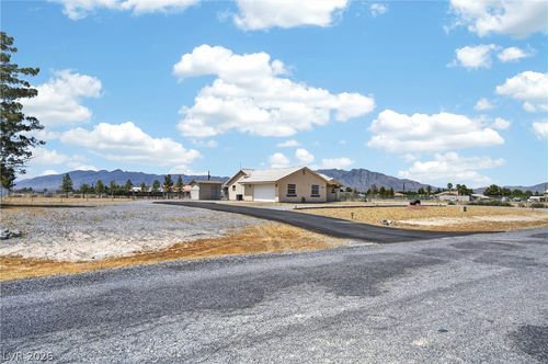 1531 W Hickory St, Pahrump, NV, 89048-5572 | Card Image