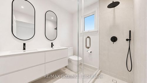 388 Eagle St, Newmarket, ON, L3Y1K4 | Card Image