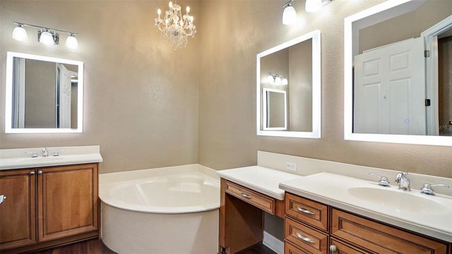 Primary Bathroom | Image 29