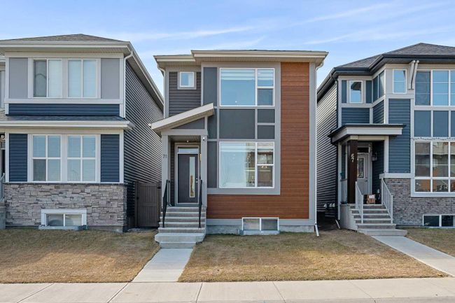 71 Corner Meadows Manor Ne, Home with 3 bedrooms, 2 bathrooms and 2 parking in Calgary AB | Image 3