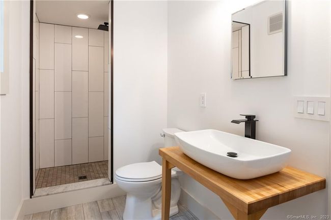 Full Bath Off Den | Image 17