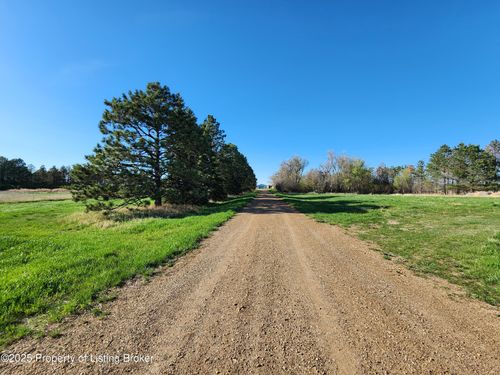808 Adams Ave, Hettinger, ND, 58639-7467 | Card Image