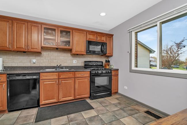 1 Red Wing Ct, House other with 4 bedrooms, 2 bathrooms and 2 parking in Woodridge IL | Image 6
