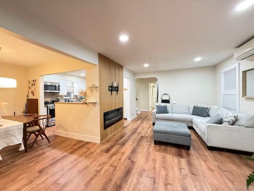 55 Keller St, Valley Stream, NY, 11580-2643 | Card Image