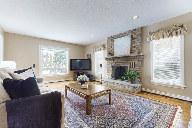 32 Petch Cres, House other with 4 bedrooms, 3 bathrooms and 4 parking in Aurora ON | Image 15