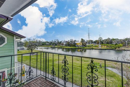 2135 Casa Rio Cir, Dickinson, TX, 77539-6784 | Card Image