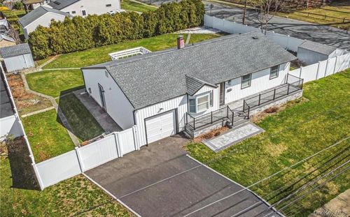 65 39th St, Islip, NY, 11751-1103 | Card Image