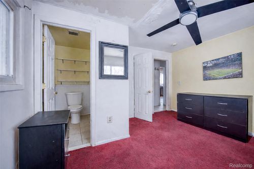 724 Robinwood St, Pontiac, MI, 48340-3139 | Card Image