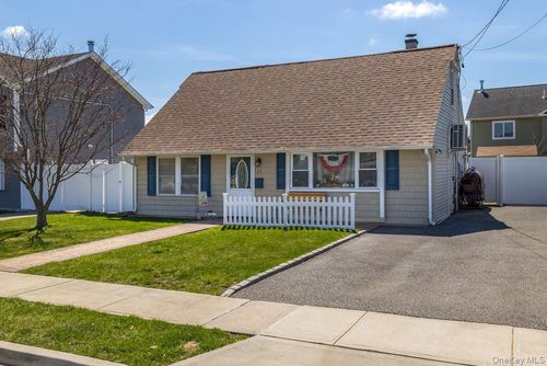 25 Park Lane, Oyster Bay, NY, 11714 | Card Image