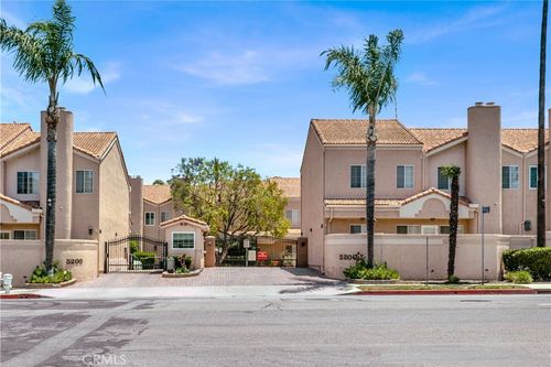 52-5200 White Oak Ave, Encino, CA, 91316-4518 | Card Image