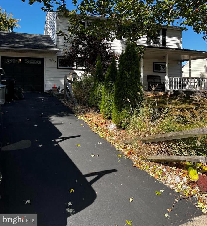 Appletree Dr, Levittown, PA 19055