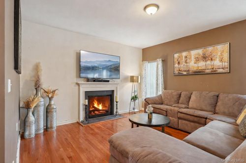 3105 Betsy Ross Rdg, New Windsor, NY, 12553-4937 | Card Image