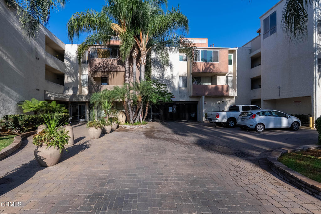 Residential in Encino 3