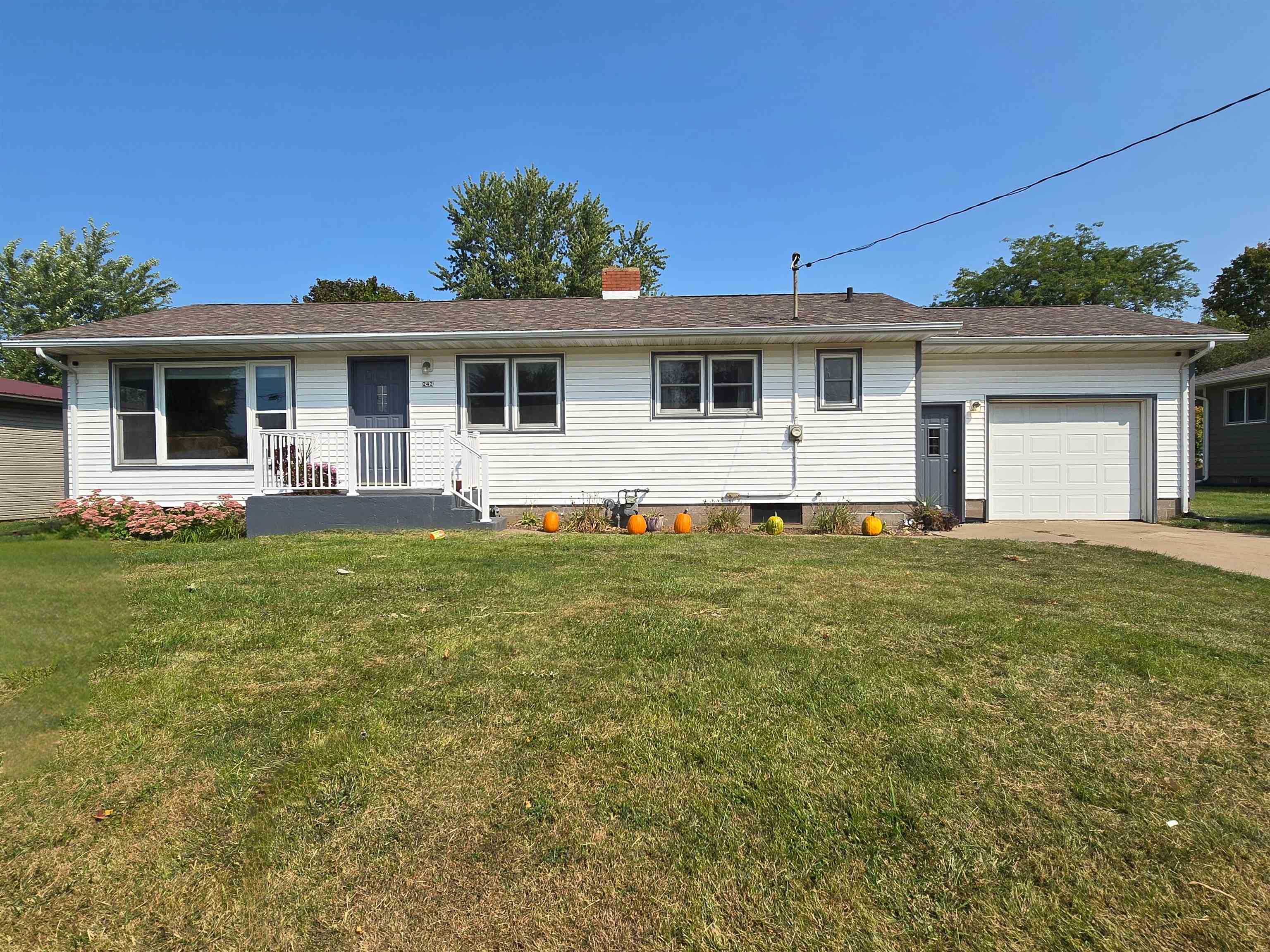 Dodgeville St, Highland, WI 53543