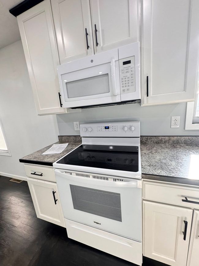 18437 Governor G C Peery Hwy, House other with 3 bedrooms, 2 bathrooms and null parking in Pounding Mill VA | Image 14