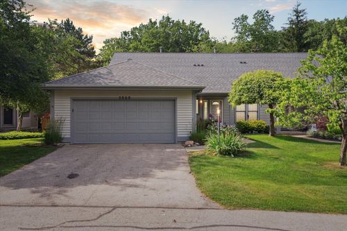 2060 N Cross Creek Ct Se, Grand Rapids, MI, 49508-8869 | Card Image