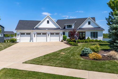 5235 Pigeon Creek Trl, Bettendorf, IA, 52722-6562 | Card Image