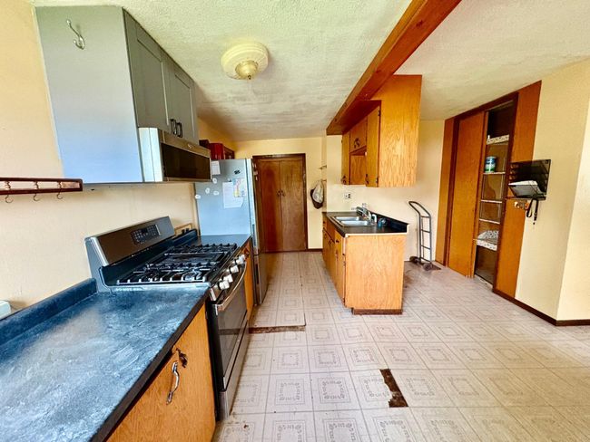 Kitchen with stainless appliances | Image 16