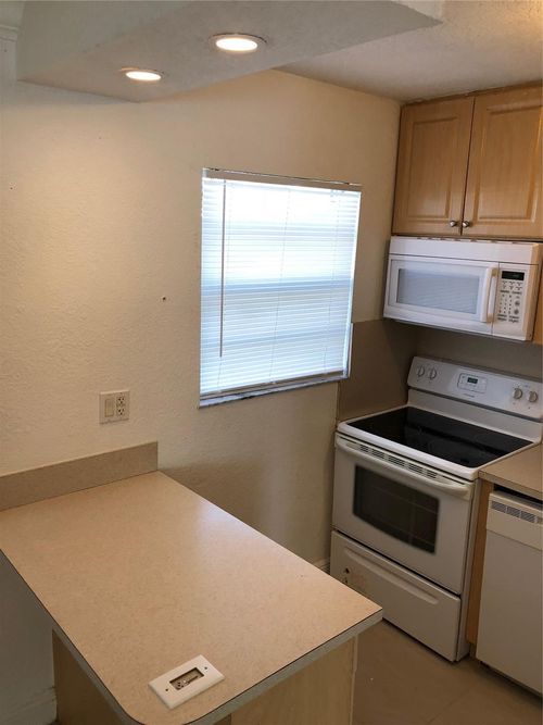 apt-105-110 Se 2nd St, Hallandale Beach, FL, 33009-5654 | Card Image