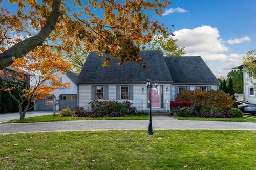 24 Lake St, Grimsby, ON, L3M2G7 | Card Image