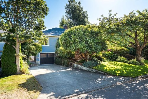 943 Linkleas Ave, Victoria, BC, V8S5C4 | Card Image