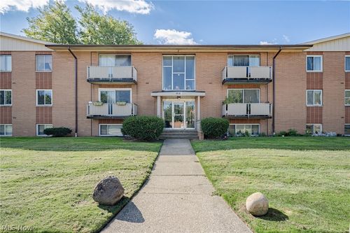 b11-22051 River Oaks Dr, Rocky River, OH, 44116-3152 | Card Image