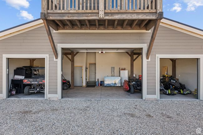 Garage with gravel driveway | Image 22