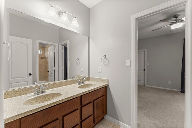 Hollywood bath with dual sinks | Image 33