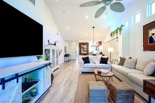 566 Beachwalk Cir, NAPLES, FL, 34108-8782 | Card Image