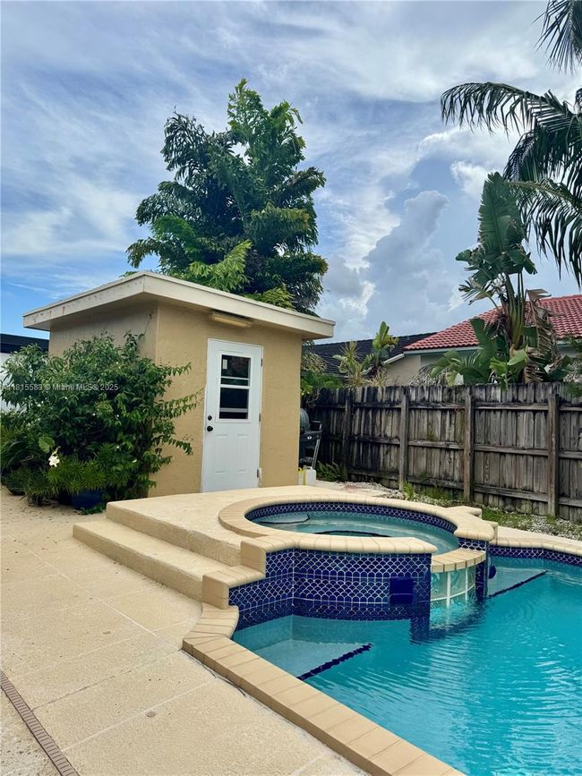 17086 Sw 144 Th Ct, House other with 3 bedrooms, 2 bathrooms and null parking in Miami FL | Image 5