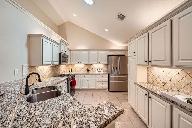 Granite counters, upgraded cabinet lighting | Image 6