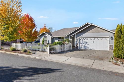 1542 Sw Waterstone Dr, Grants Pass, OR, 97527-6425 | Card Image